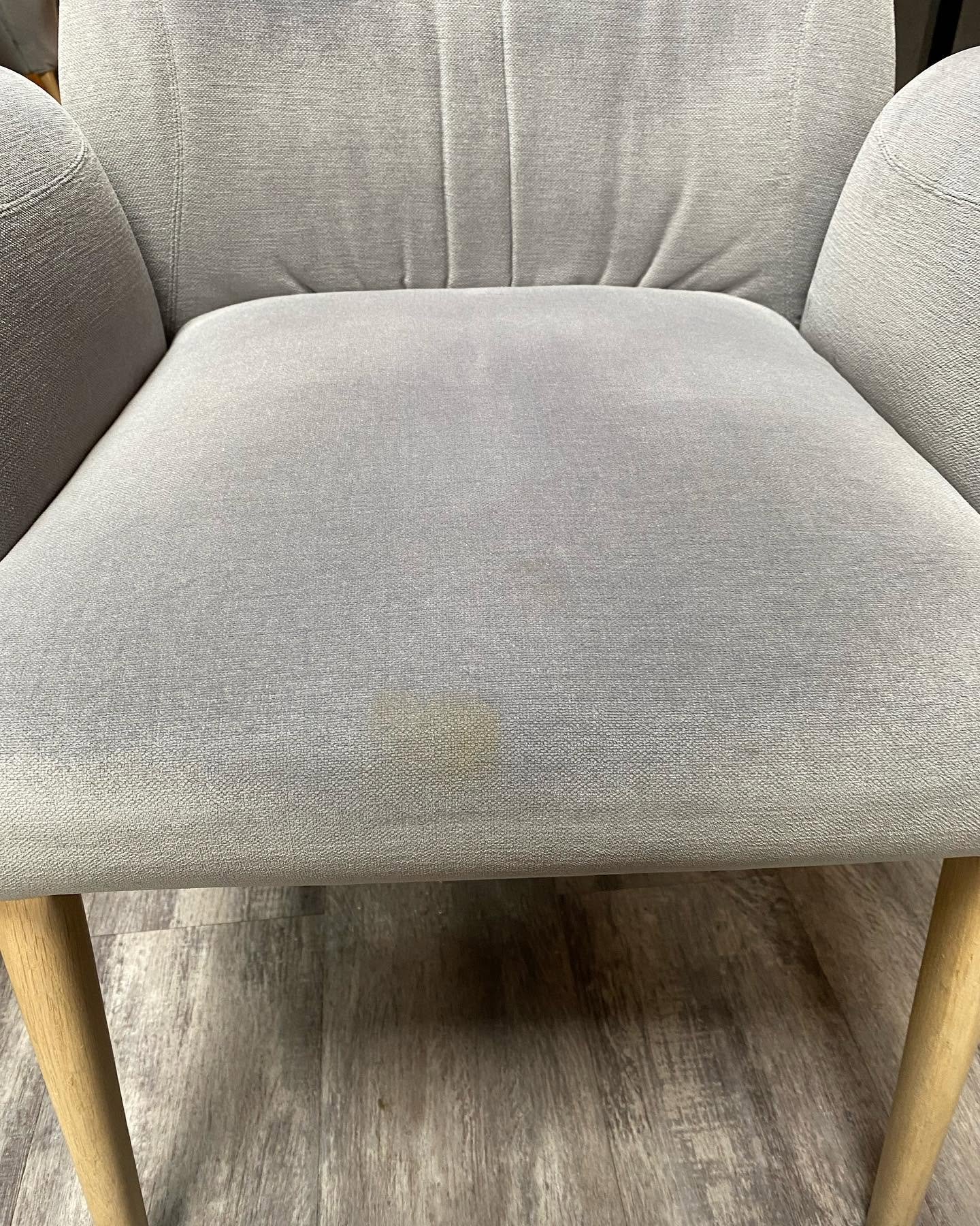 Fauteuil de salon avant nettoyage