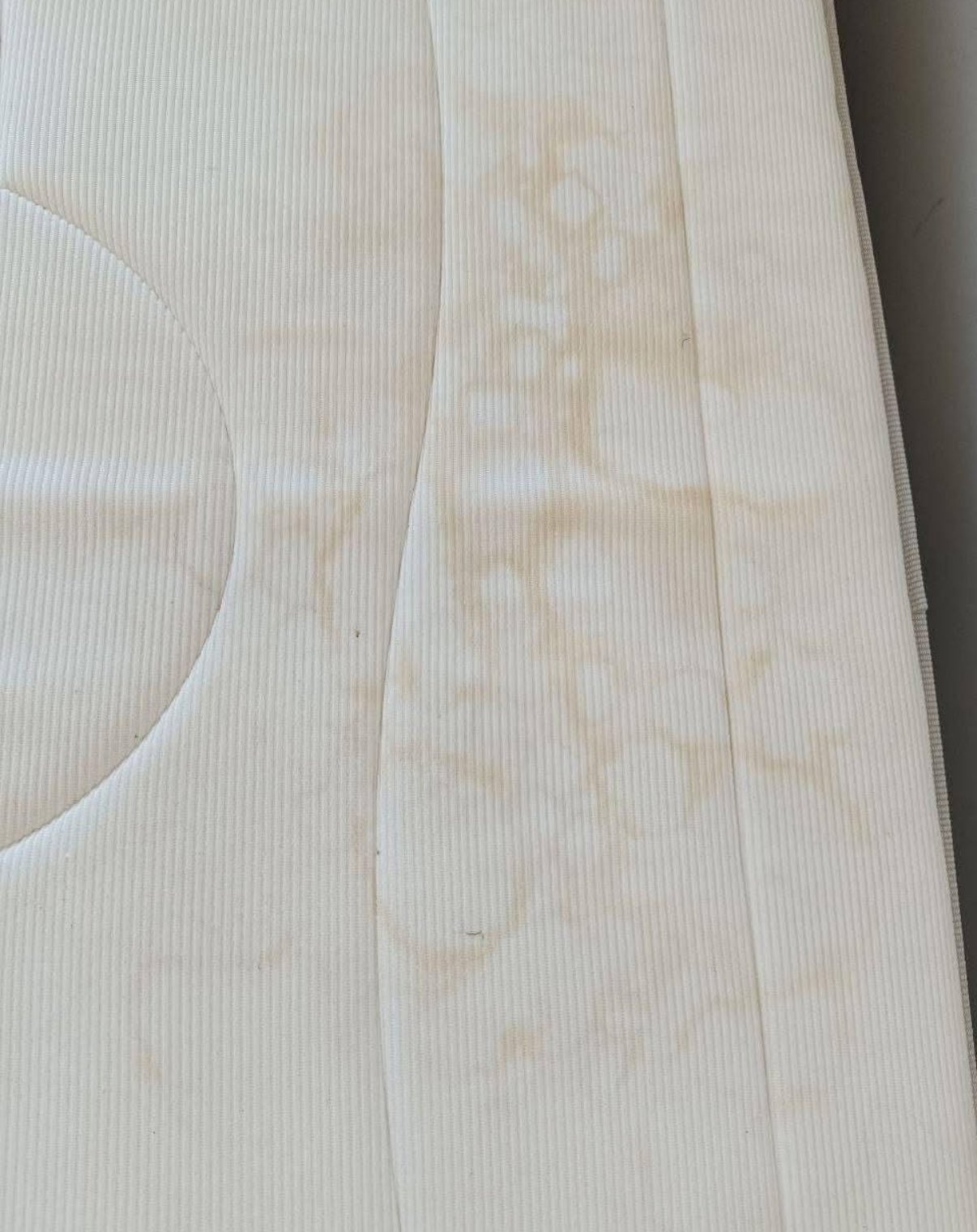 Matelas d'hôtel avant détachage