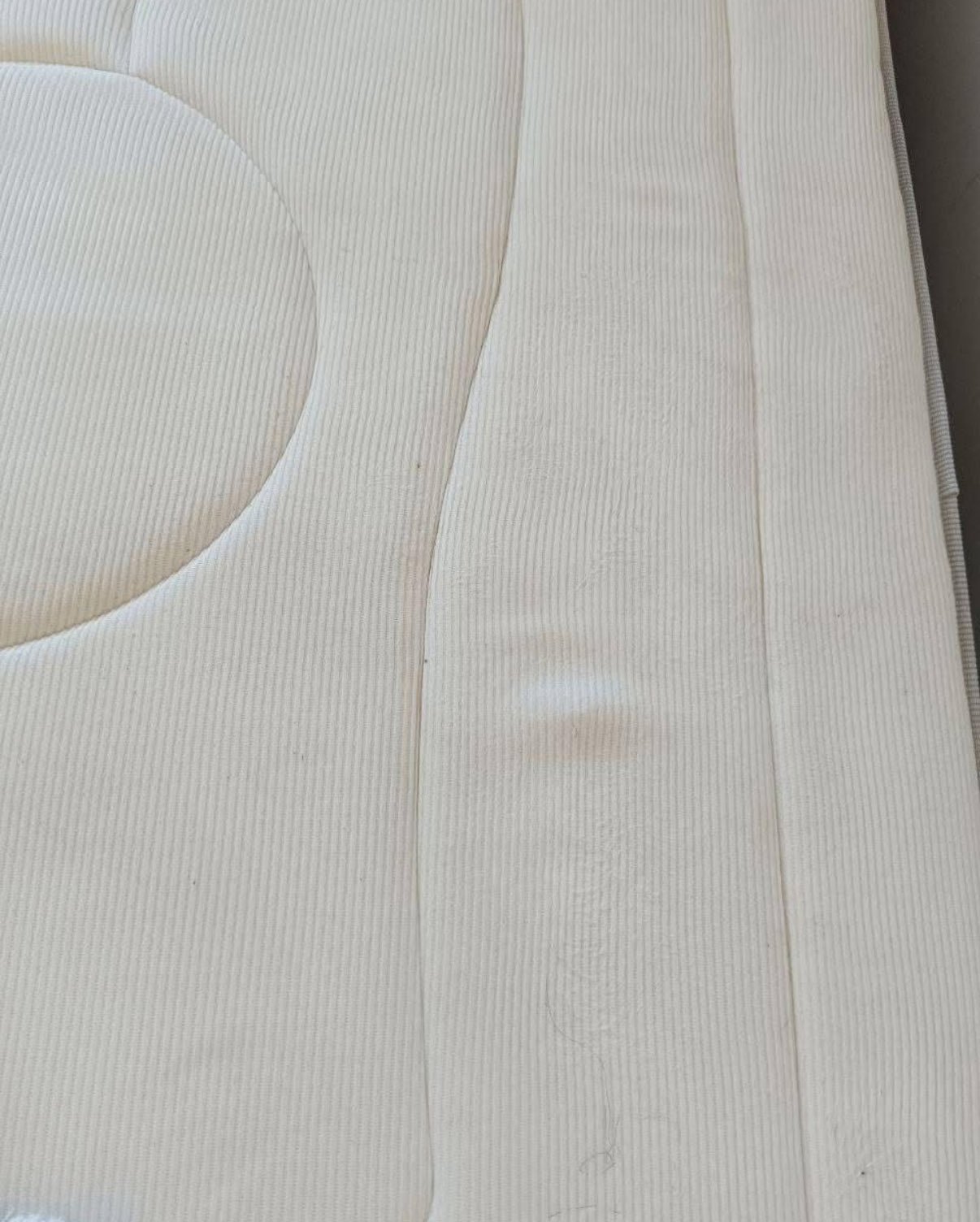 Matelas d'hôtel après détachage SA CLEAN