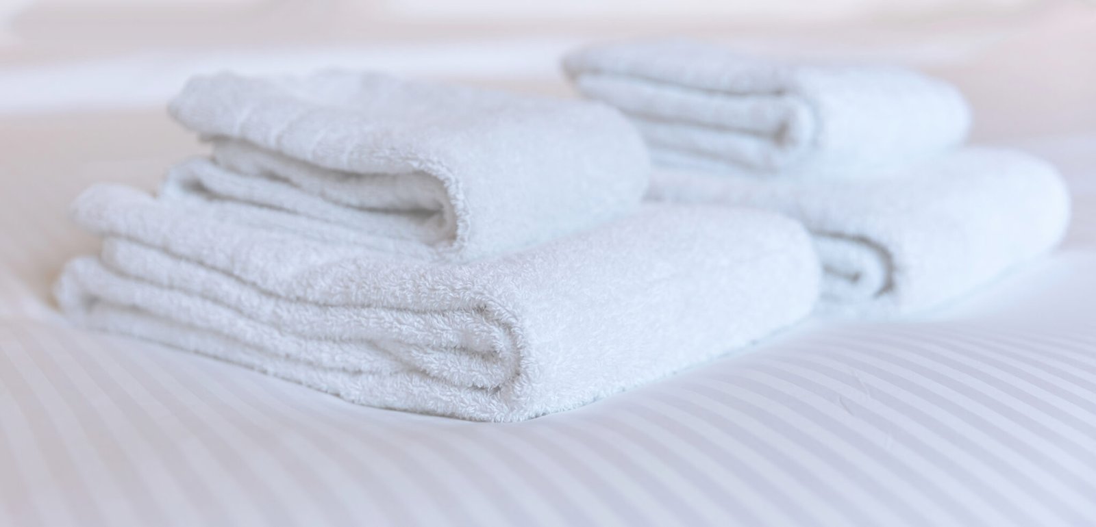 Serviette blanche impeccable en chambre d'hôtel