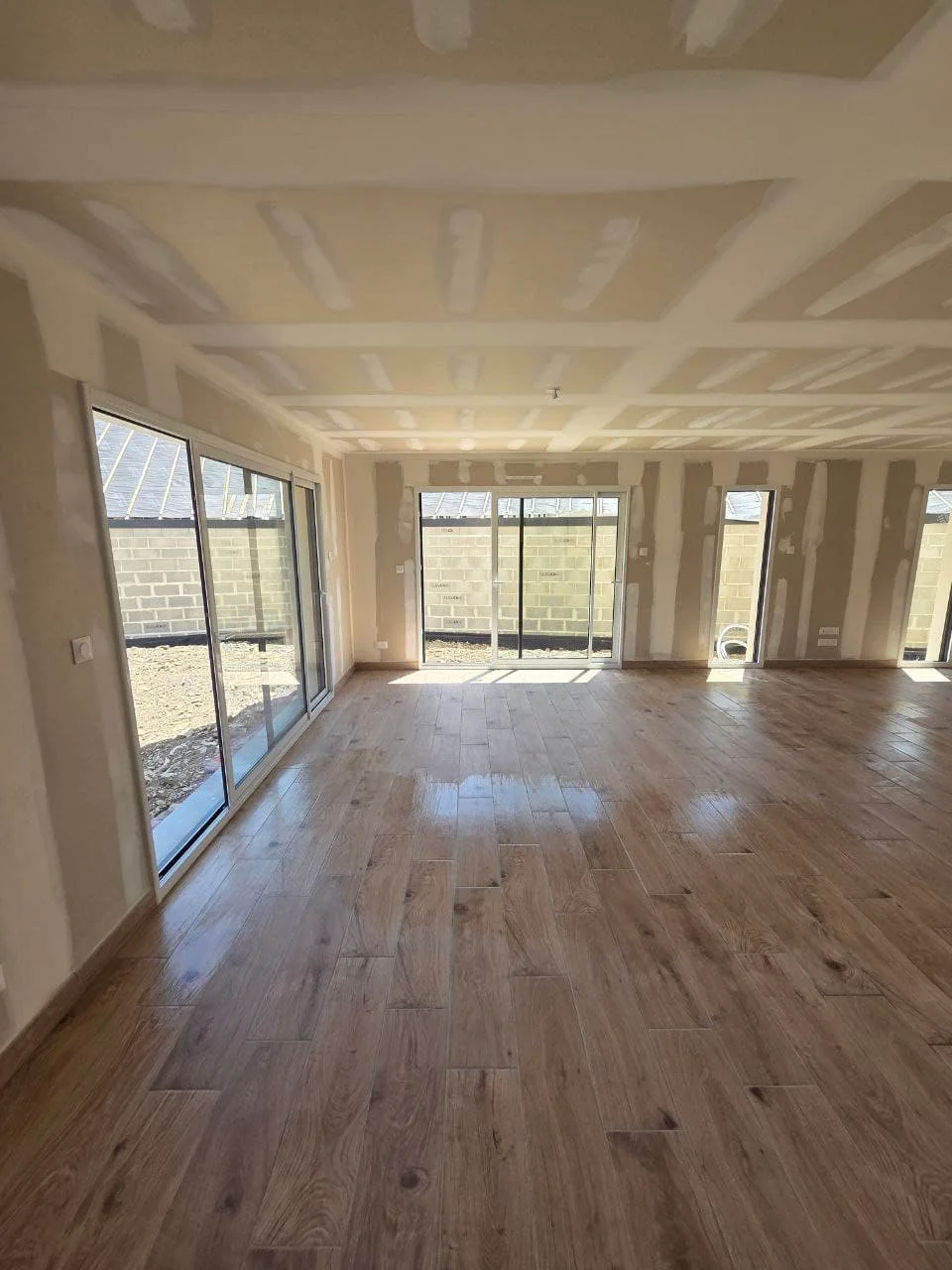Baie vitrée nettoyée après chantier