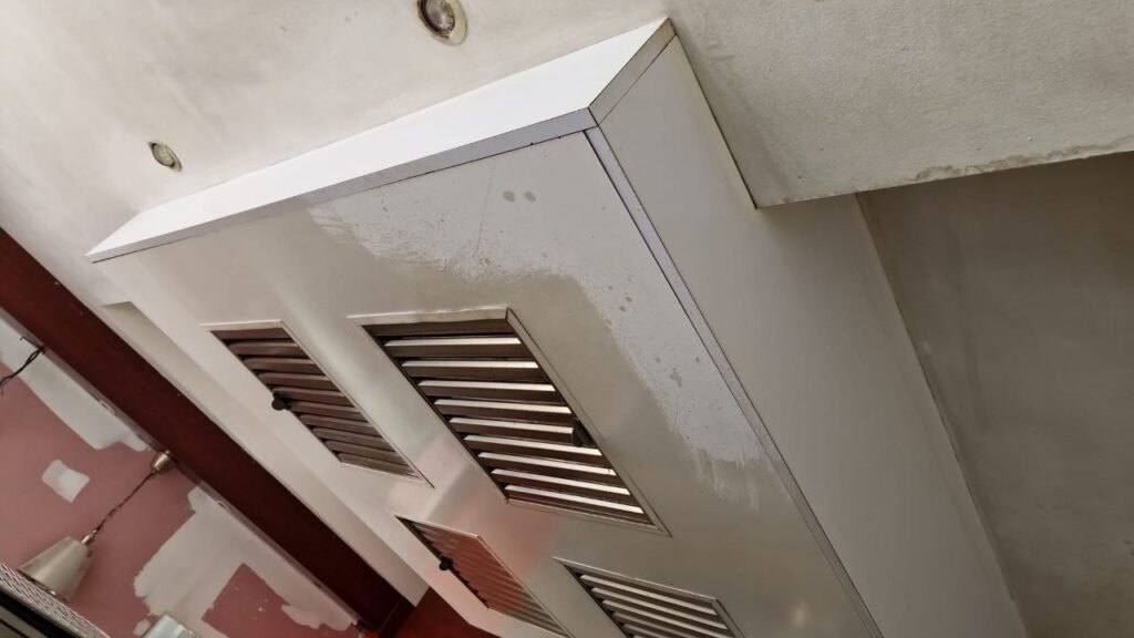 Plafond décoratif et grilles d'aération à Deauville